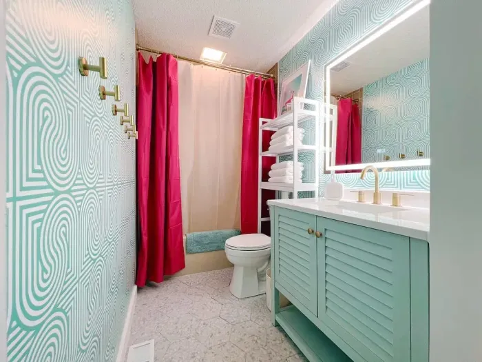 The main level bath is all new(& clean!) A vanity w/plenty of storage & an LED backlit mirror for the perfect lighting!
Provided:
Shampoo, Conditioner, Body wash, makeup wipes, toilet paper roll, hand soap, body lotion, body towels & washcloths~