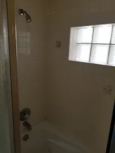 Full bathroom. The jacuzzi is non functioning FYI