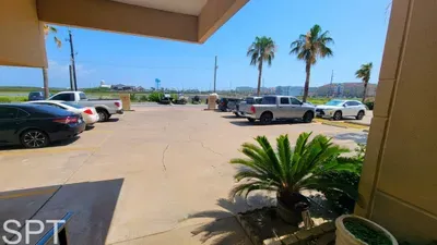 Convenient coastal‑area parking with easy beach access, tropical surroundings, and a clean, well‑kept exterior setting. Ideal for guests seeking simple arrival, smooth unloading, and a relaxed start to their stay in a sunny seaside community.