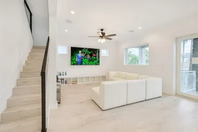 Modern Coastal Retreat | Bright Living Room + Balcony Views + Smart TV