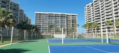 Sleeps 10 Direct Beach Heated Pool - image 102 of 112
