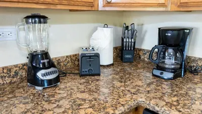 * 4 bedroom 2 Level Home * 50 yards from Beach - image 35 of 122