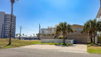 * 4 bedroom 2 Level Home * 50 yards from Beach - image 12 of 122