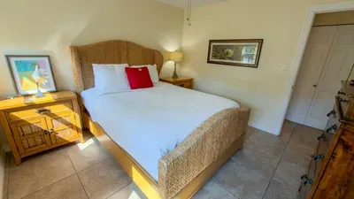 * 4 bedroom 2 Level Home * 50 yards from Beach - image 63 of 122