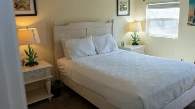 * 4 bedroom 2 Level Home * 50 yards from Beach - image 47 of 122