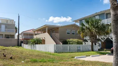 * 4 bedroom 2 Level Home * 50 yards from Beach - image 13 of 122