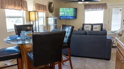 * 4 bedroom 2 Level Home * 50 yards from Beach - image 24 of 122