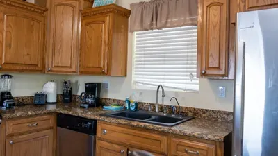 * 4 bedroom 2 Level Home * 50 yards from Beach - image 26 of 122