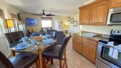 * 4 bedroom 2 Level Home * 50 yards from Beach - image 42 of 122
