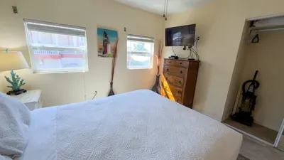 * 4 bedroom 2 Level Home * 50 yards from Beach - image 55 of 122