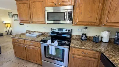 * 4 bedroom 2 Level Home * 50 yards from Beach - image 46 of 122