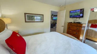 * 4 bedroom 2 Level Home * 50 yards from Beach - image 64 of 122