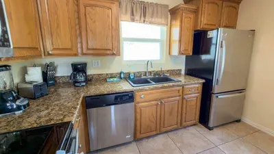 * 4 bedroom 2 Level Home * 50 yards from Beach - image 45 of 122
