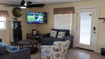 * 4 bedroom 2 Level Home * 50 yards from Beach - image 19 of 122