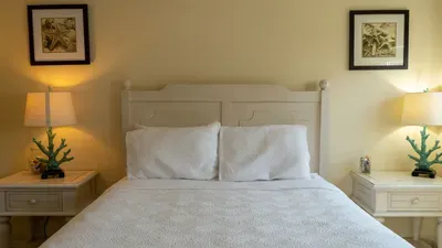 * 4 bedroom 2 Level Home * 50 yards from Beach - image 49 of 122
