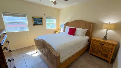 * 4 bedroom 2 Level Home * 50 yards from Beach - image 62 of 122