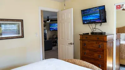* 4 bedroom 2 Level Home * 50 yards from Beach - image 56 of 122