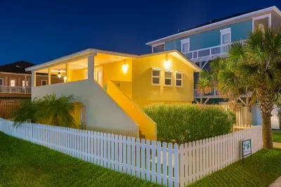 Charming Yellow Coastal Cottage Glow
Cozy yellow beach house shines at night! Wraparound porch, palms, white picket fence—perfect SPI retreat near 113 E Pompano St. Steps to sands, harbor views & SpaceX action. Unwind in tropical bliss!