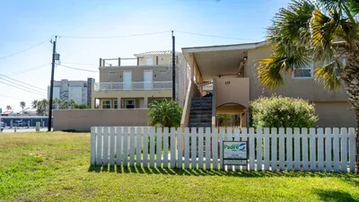 Sunny Elevated Beach Cottage
Charming tan stucco home with white picket fence & lush palms—prime SPI curb appeal! Near condos, beach access at 113 E Pompano St. Steps to Gulf sands, harbor & SpaceX launchpad magic. Welcome home!