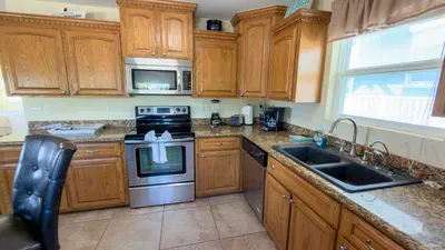 * 4 bedroom 2 Level Home * 50 yards from Beach - image 43 of 122