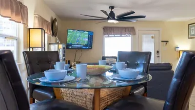 * 4 bedroom 2 Level Home * 50 yards from Beach - image 27 of 122