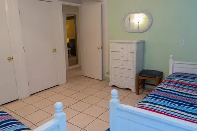 Authentic Near Beach House - Sleeps 16 - 5 Bedr - image 96 of 110