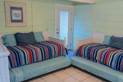 Authentic Near Beach House - Sleeps 16 - 5 Bedr - image 59 of 110