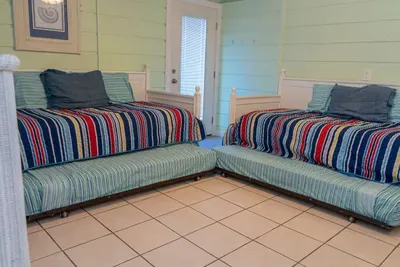 Authentic Near Beach House - Sleeps 16 - 5 Bedr - image 98 of 110
