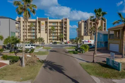 Authentic Near Beach House - Sleeps 16 - 5 Bedr - image 106 of 110