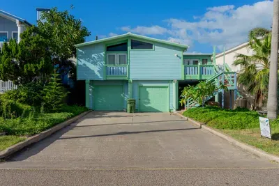Authentic Near Beach House - Sleeps 16 - 5 Bedr - image 15 of 110