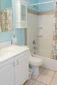 Authentic Near Beach House - Sleeps 16 - 5 Bedr - image 93 of 110