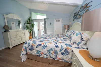 Authentic Near Beach House - Sleeps 16 - 5 Bedr