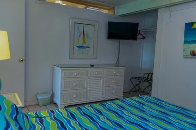 Authentic Near Beach House - Sleeps 16 - 5 Bedr - image 86 of 110