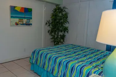 Authentic Near Beach House - Sleeps 16 - 5 Bedr - image 85 of 110