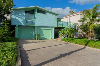 Authentic Near Beach House - Sleeps 16 - 5 Bedr - image 107 of 110