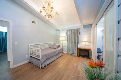 Authentic Near Beach House - Sleeps 16 - 5 Bedr - image 8 of 110