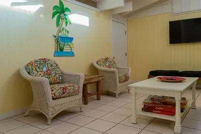 Authentic Near Beach House - Sleeps 16 - 5 Bedr - image 87 of 110