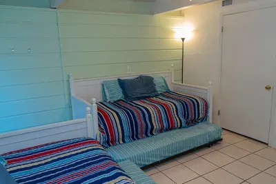 Authentic Near Beach House - Sleeps 16 - 5 Bedr - image 97 of 110