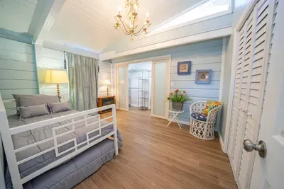 Authentic Near Beach House - Sleeps 16 - 5 Bedr - image 7 of 110