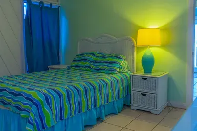 Authentic Near Beach House - Sleeps 16 - 5 Bedr - image 12 of 110