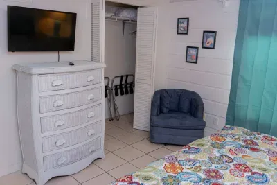 Authentic Near Beach House - Sleeps 16 - 5 Bedr - image 99 of 110