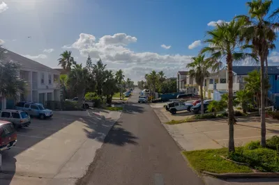 Authentic Near Beach House - Sleeps 16 - 5 Bedr - image 110 of 110