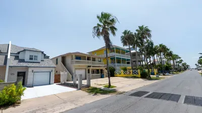 3BR Townhome, Steps to Beach, New Remodel SPI - image 20 of 158