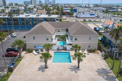 Coastal 2BR Duplex w/ Pool, Parking & Walk to Beach – Ideal for Families or Groups