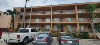 Tropical three‑story stay with bright balconies, palm‑lined landscaping & convenient on‑site parking. A relaxed coastal setting ideal for easy beach access, comfortable arrivals & a welcoming home base for guests seeking a laid‑back island experience