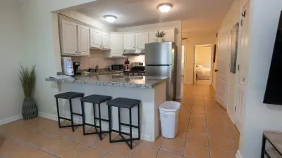 2BR Ground Floor, Sleeps 8, Pets ok - SPI