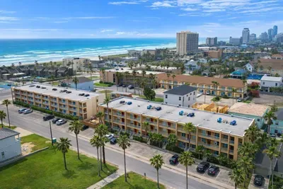 Beachside Retreat w/ Ocean Views, Steps to Shore, Spacious Layout, Near Dining & Entertainment — Perfect for Families & Groups