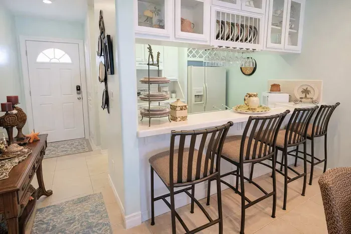 Tropical Retreat | Steps to Beach | Cozy Dining & Bright Kitchen | Sleeps 6 | WiFi & AC