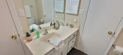 Clean & Functional
Clean, Spacious Bathroom | Long Vanity, Large Mirror & Fresh White Finishes | Perfect for Families, Groups & Longer Stays