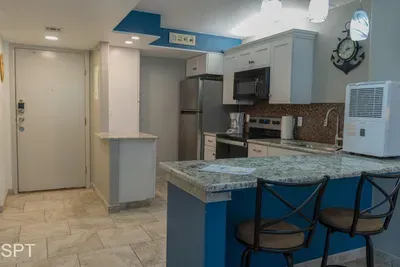 Luxury 1 bedroom " Walk to Beach " Pool - image 26 of 62